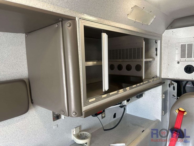 2016-freightliner-m2-106-braun-ambulance-image-27