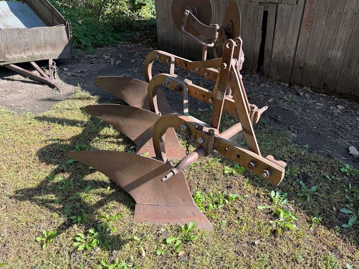 3-bottom-ferguson-plow,-3pt-hookup-image-1