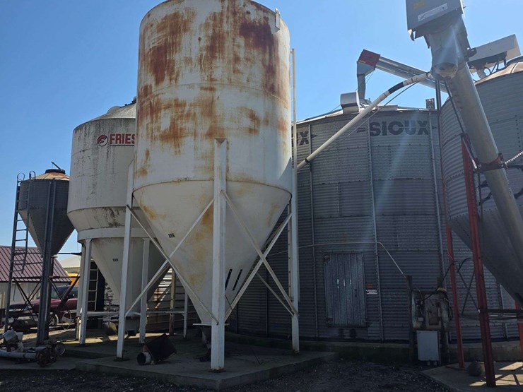 approx-24-ton-bulk-bin,-approx-27’-tall-and-11’-wide-with-bridge-rid-anti-bridge-system,-30’-of-flex-image-2