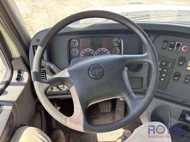 2016-freightliner-114sd-image-9