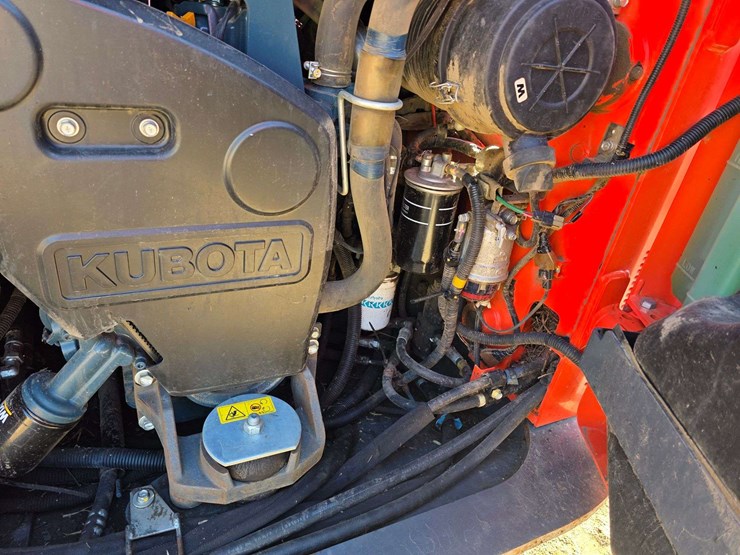 2019-kubota-ssv75-image-30