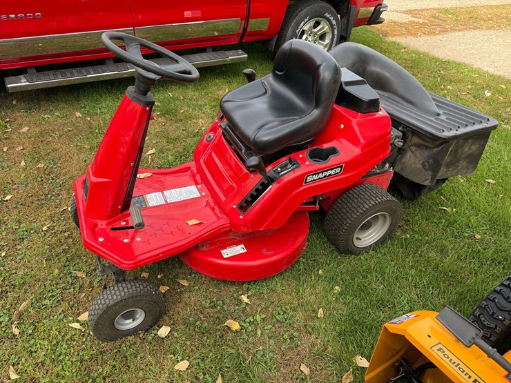 snapper-28”-riding-lawn-mower-with-bagger-image-1