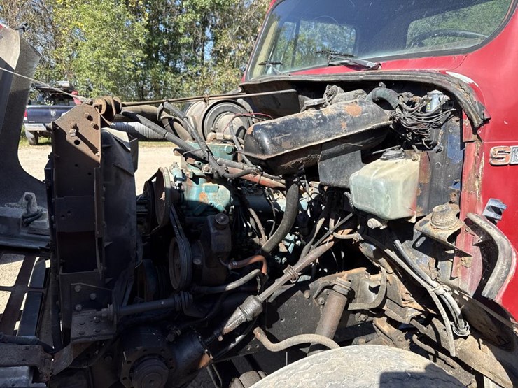 #1815-•-1985-international-1954-cab-and-chassis-image-11