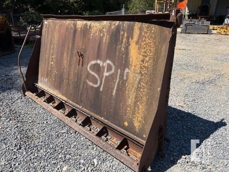 dump-truck-spreader-tailgate-image-2