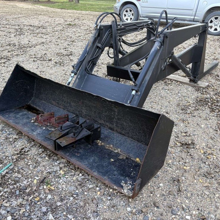 Loader, off of IH 656, IH Mounting Brackets, 84” Bucket