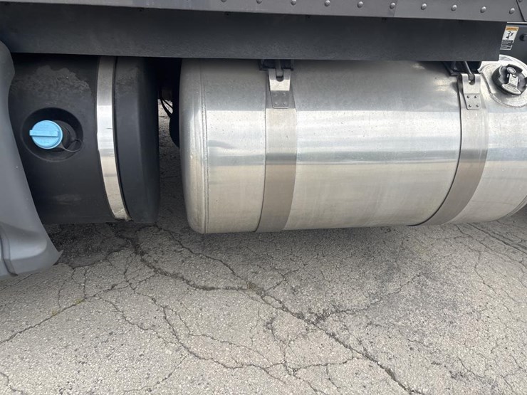2017-peterbilt-579-image-15