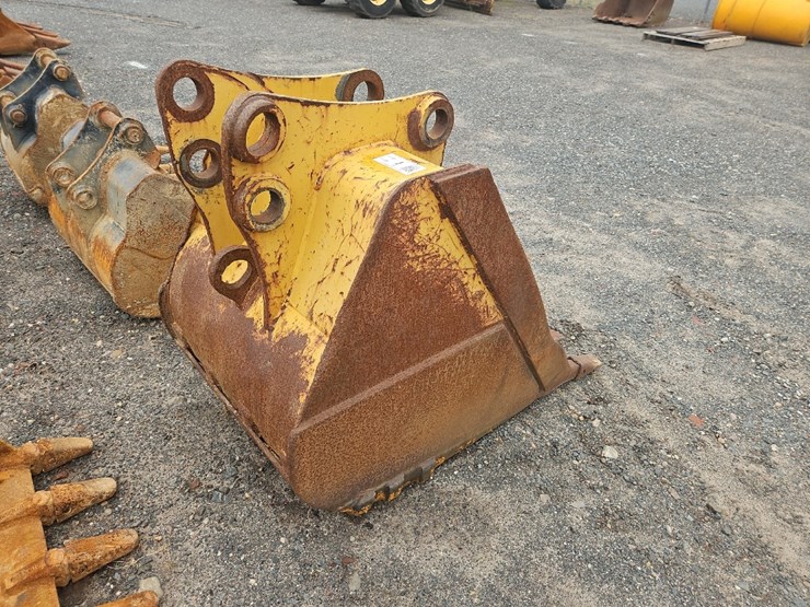 caterpillar-30"-bucket-with-teeth-image-3