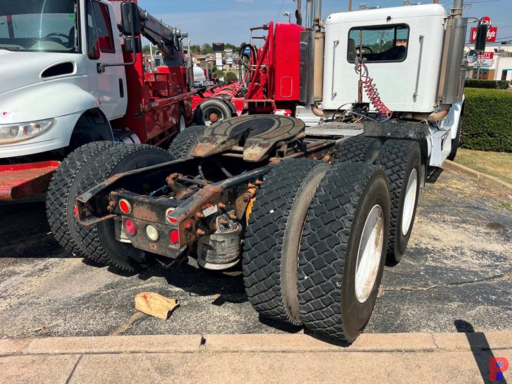 2001-freightliner-fld120-image-6
