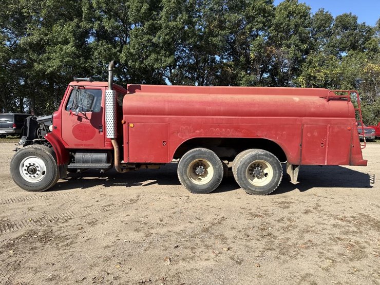 #1816-•-1989-international-1955-tanker-truck-image-2