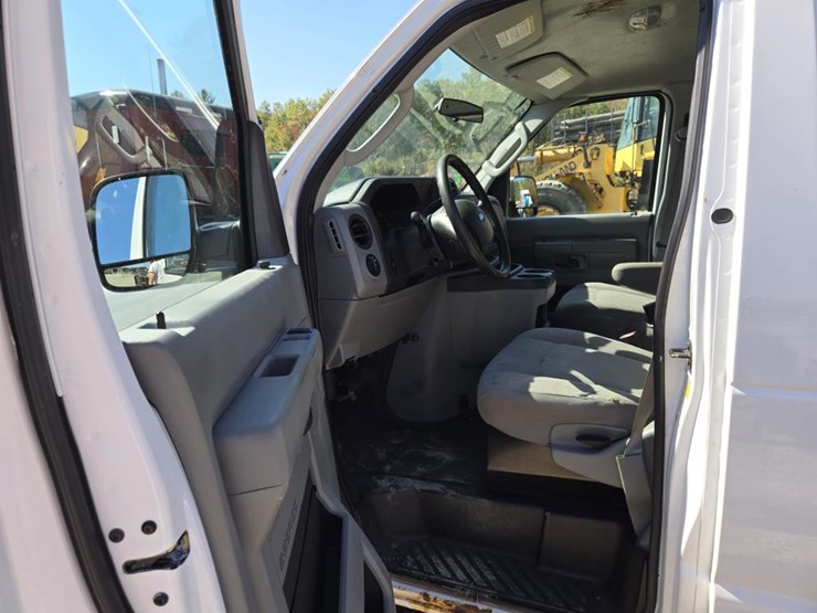 2013-ford-cargo-image-37