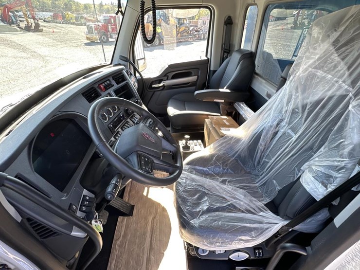 2025-kenworth-t880-image-28
