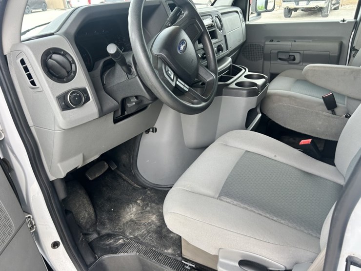 2021-ford-e450-image-38