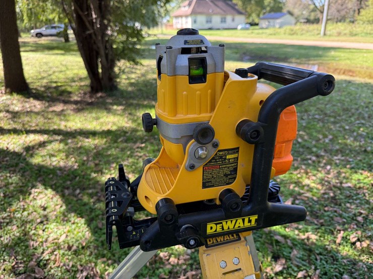 dewalt-dw073-cordless-rotary-laser,-with-grade-stick,-charger,-and-18v-battery,-tripod-and-case,-in-image-2