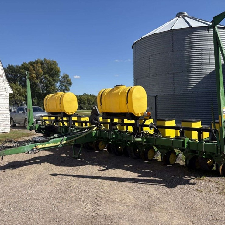 JOHN DEERE 7200