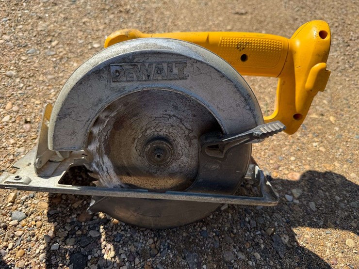 dewalt-20v-leaf-blower-and-dewalt-18v-6-½”-circular-saw,-no-batteries,-both-work-image-4