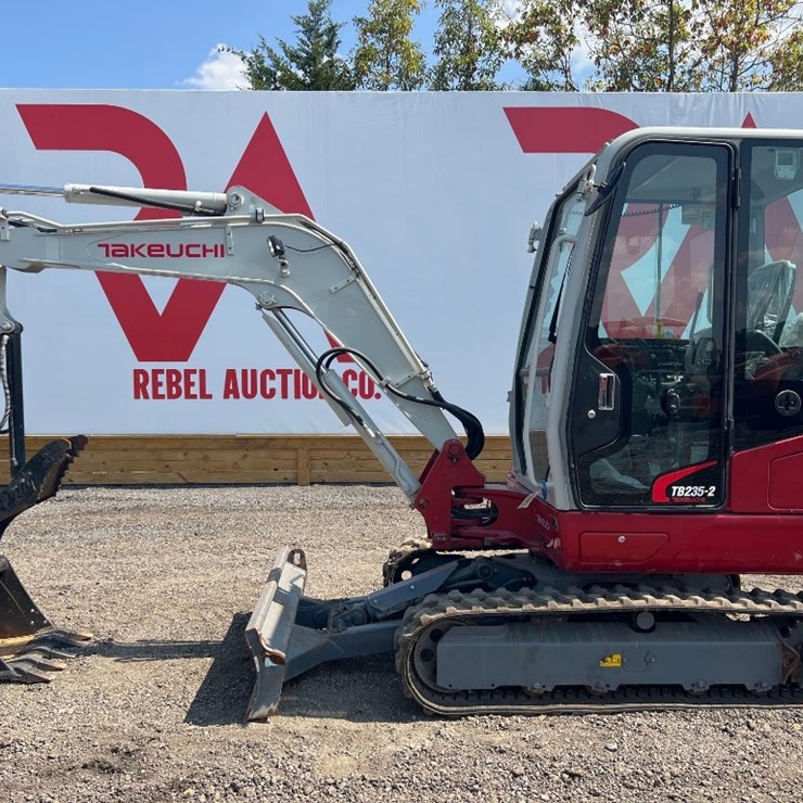 2021 TAKEUCHI TB235-2