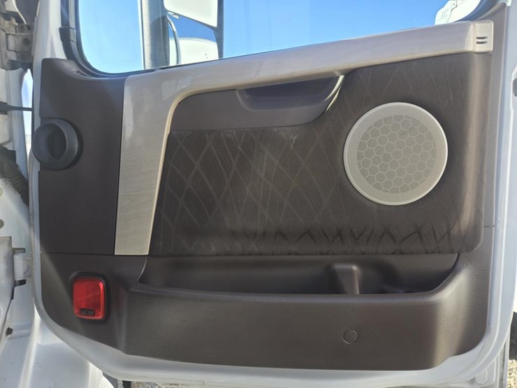 2016-volvo-10-image-42