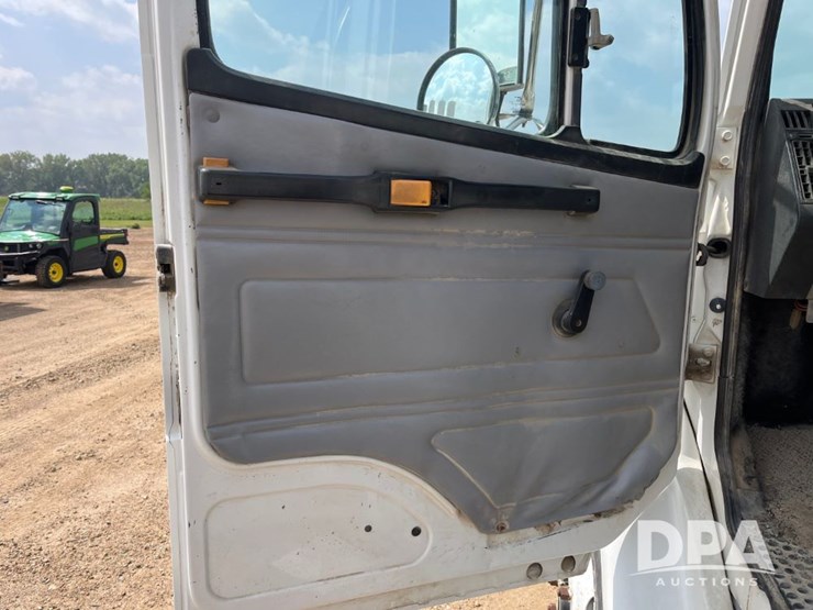 2000-freightliner-fl70-image-46
