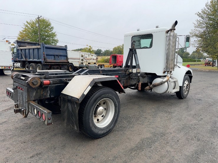 2004-peterbilt-330-image-5