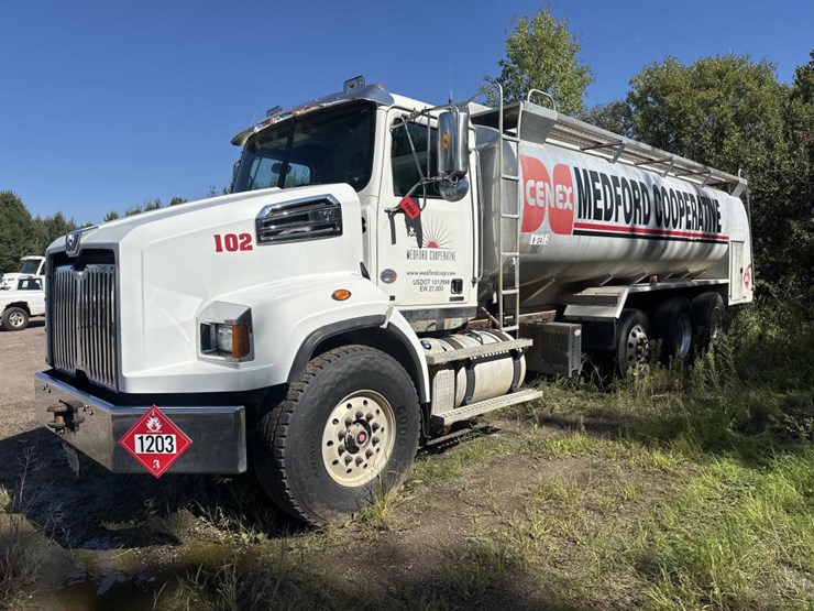 2015-western-star-4700sb-image-1