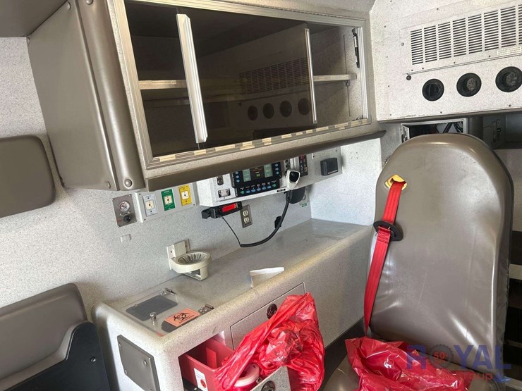 2016-freightliner-m2-106-braun-ambulance-image-33