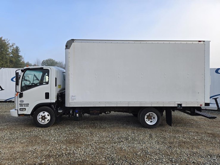 2015-isuzu-npr-hd-image-2