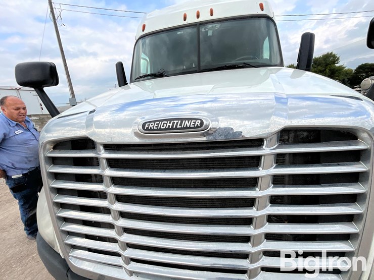 2015-freightliner-cascadia-125-image-11