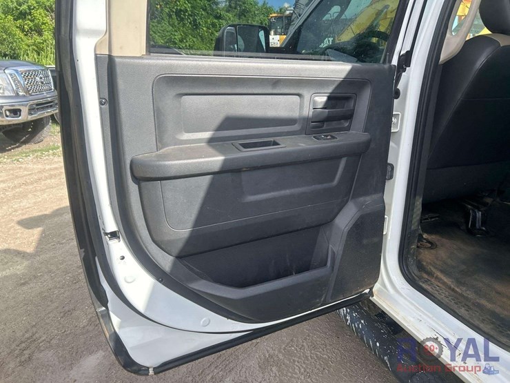 2012-ram-3500-crew-cab-flat-bed-truck-image-17