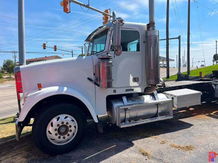 2001-freightliner-fld120-image-2