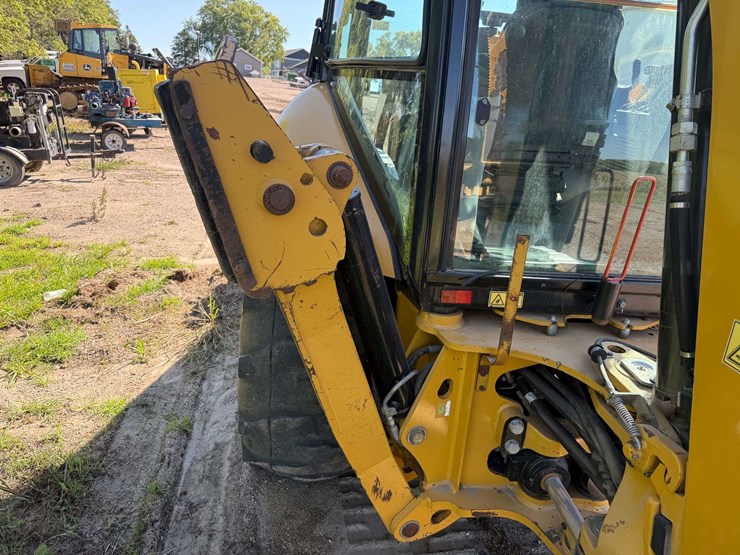 2014-caterpillar-420f-image-39