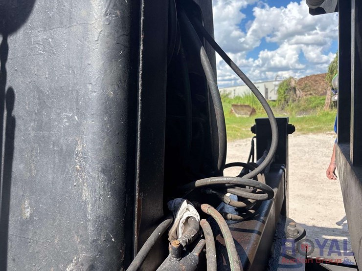 2015-peterbilt-337-image-40
