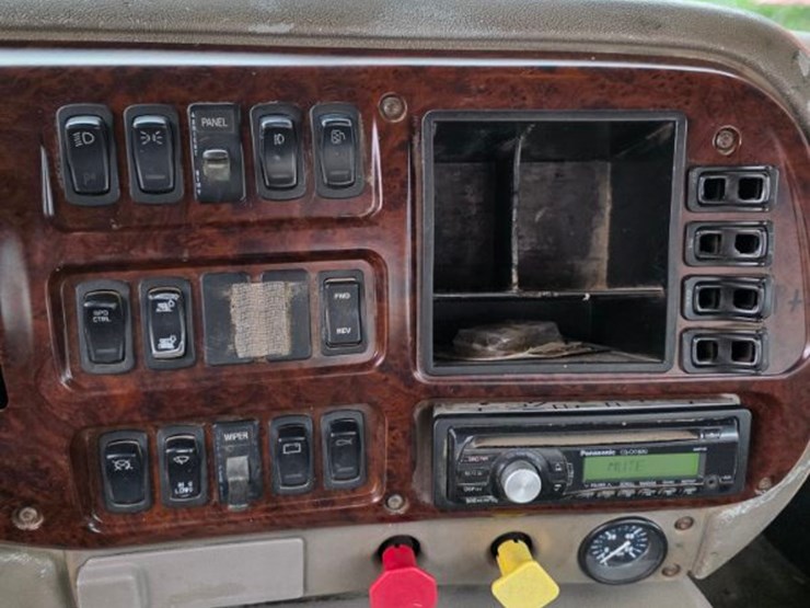 2001-mack-ch613-image-10