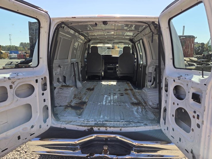 2013-ford-cargo-image-24