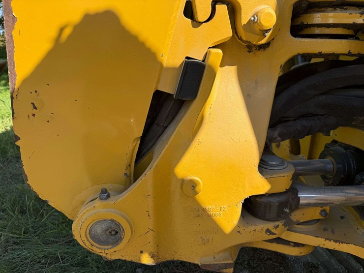 2014-caterpillar-420f-image-26
