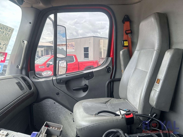 2016-freightliner-m2-106-braun-ambulance-image-13