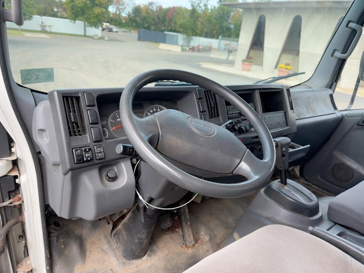 2012-isuzu-npr-hd-image-17