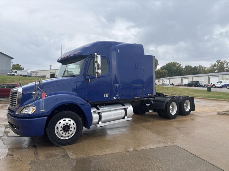 #1319-•-2005-freightliner-columbia-sleeper-cab-truck-tract-image-1