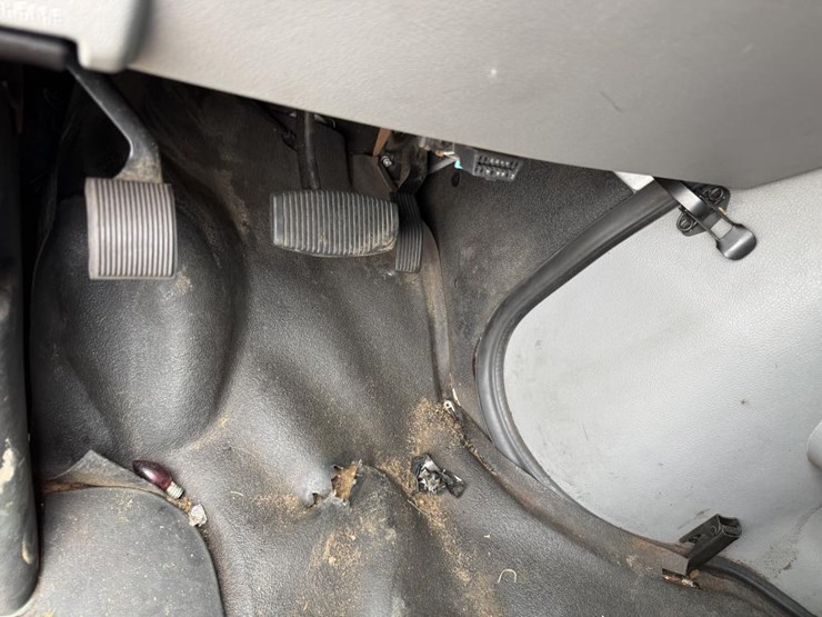 2013-ford-cargo-image-39