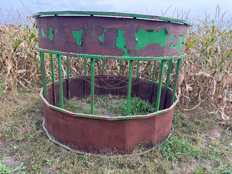 round-bale-feeder-with-hay-savor-and-skirt-on-bottom-image-5