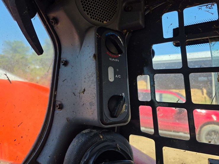 2019-kubota-ssv75-image-47