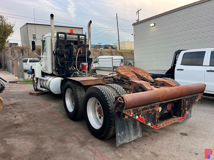 2011-mack-pinnacle-t/a--60k-hyd-winch-truck-image-4