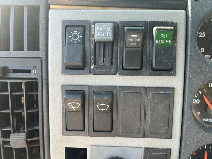 1996-freightliner-fl80-image-153
