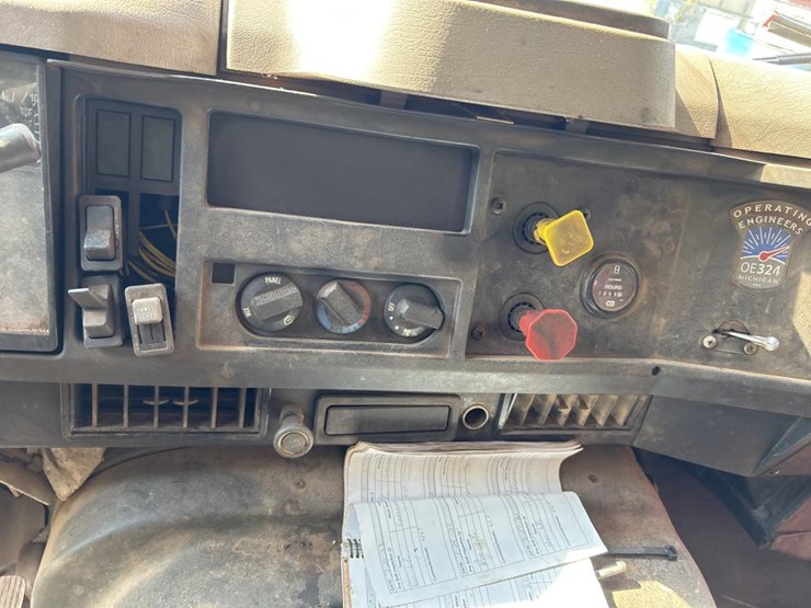 #2674-•-international-cab-image-10