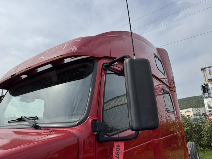 #1097-•-2006-volvo-ve-d12-sleeper-semi-tractor-image-12