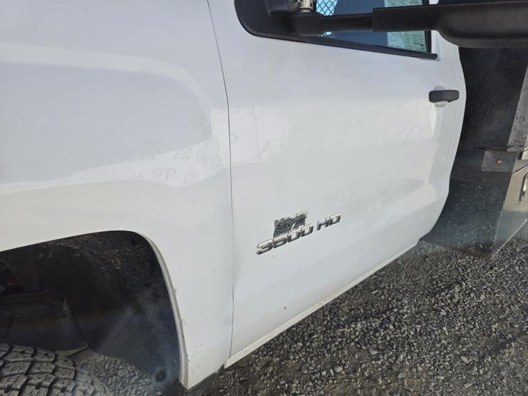 2015-chevrolet-3500-image-17