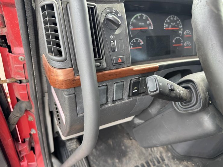 #1097-•-2006-volvo-ve-d12-sleeper-semi-tractor-image-59