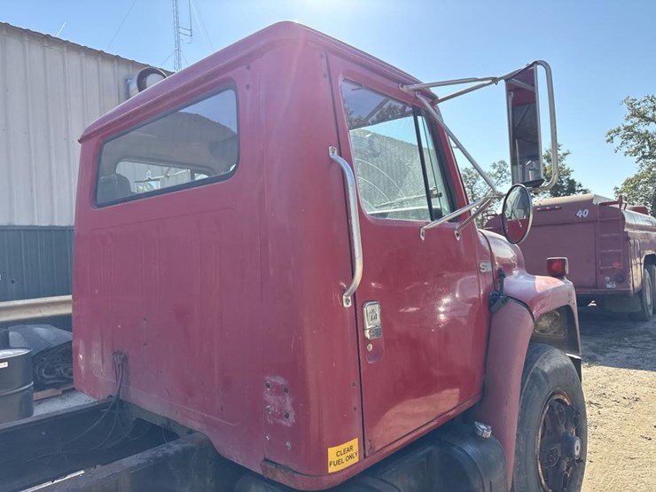 #1815-•-1985-international-1954-cab-and-chassis-image-36