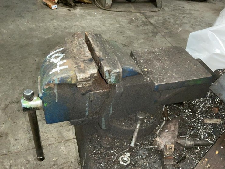 #104-•-bench-vise-image-3