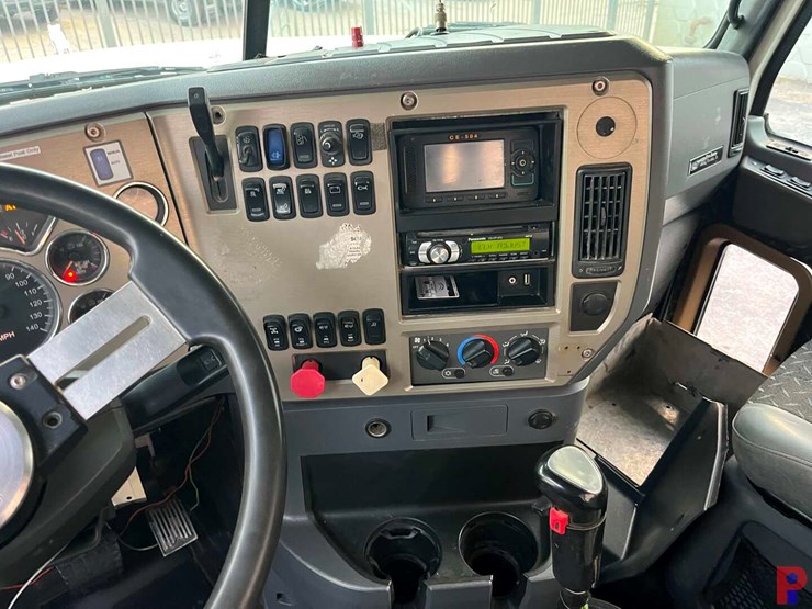 2011-mack-pinnacle-t/a--60k-hyd-winch-truck-image-12