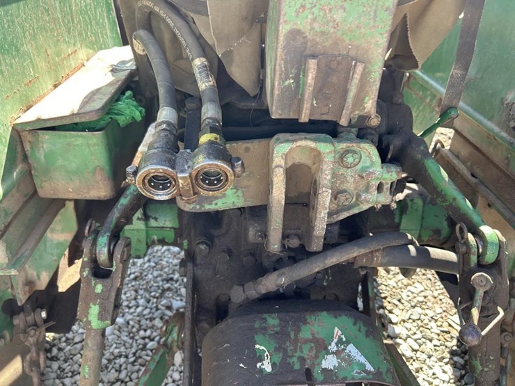 #5217-•-oliver-tractor-w/-loader-image-41